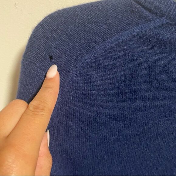 Bloomingdale’s Men’s Cashmere V-Neck Knit Sweater- Size Medium - Picture 6 of 6